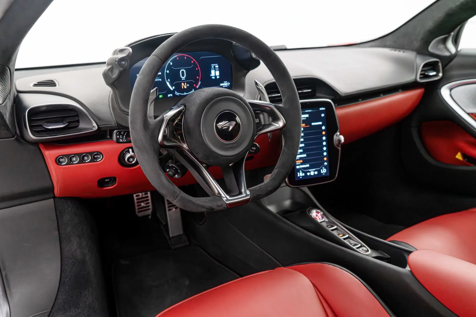 2024 McLaren Artura, 8/13