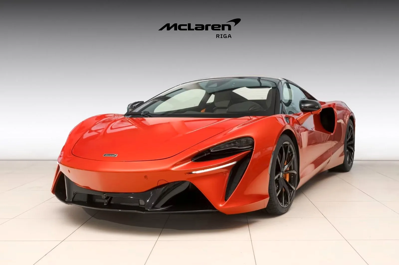 2024 McLaren Artura angeboten von einem Supersportwagenhändler in Riga, Lettland, Hauptfoto