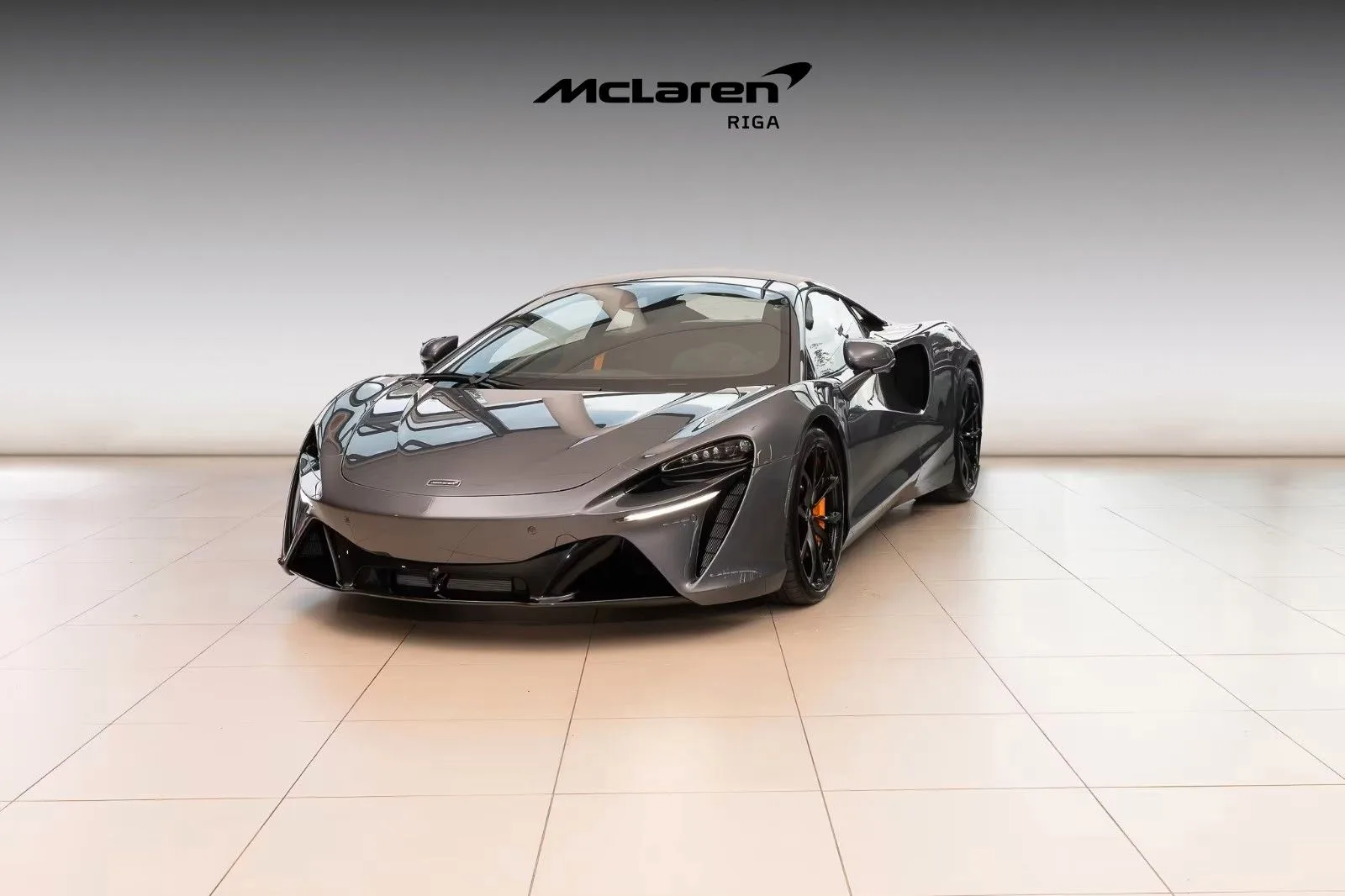 2024 McLaren Artura proposée par un spécialiste de la supercar à Riga, Lettonie, photo principale