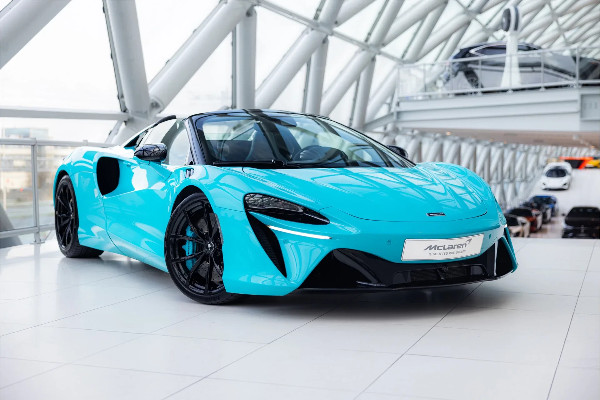 2024 McLaren Artura Spider angeboten von einem offiziellen McLaren und Morgan-Vertragshändler in Utrecht, Niederlande, Hauptfoto
