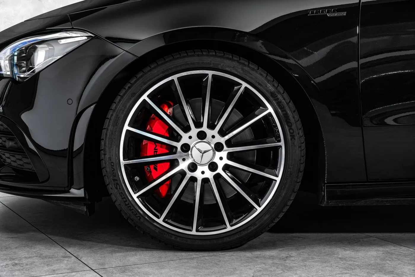 2024 Mercedes-AMG CLA 35 4MATIC proposée par un concessionnaire spécialisé à Ostrava, Tchéquie, photo 2 sur 23