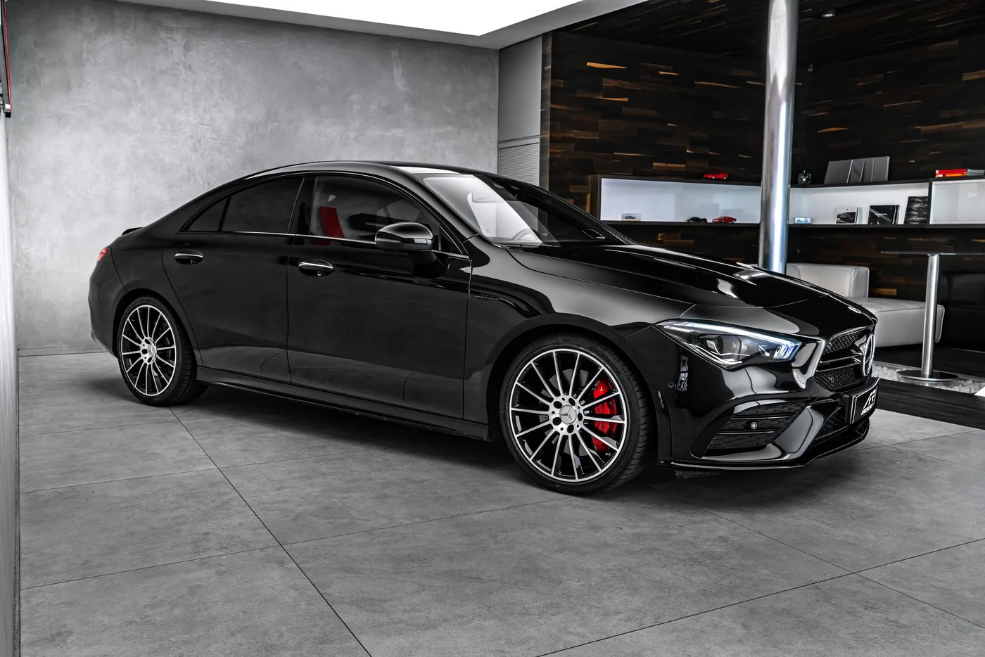 2024 Mercedes-AMG CLA 35 4MATIC proposée par un concessionnaire spécialisé à Ostrava, Tchéquie, photo 4 sur 23