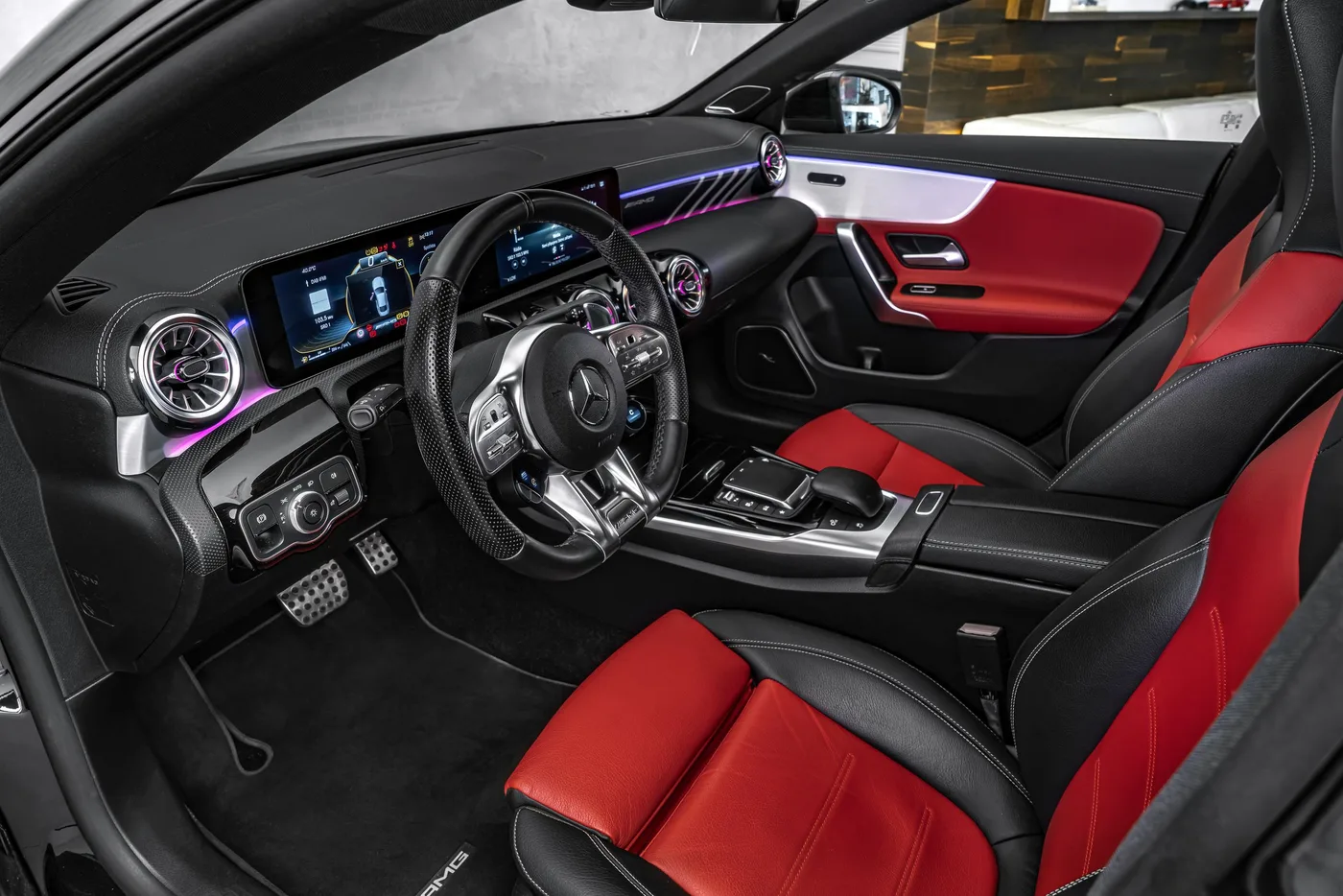 2024 Mercedes-AMG CLA 35 4MATIC proposée par un concessionnaire spécialisé à Ostrava, Tchéquie, photo 12 sur 23