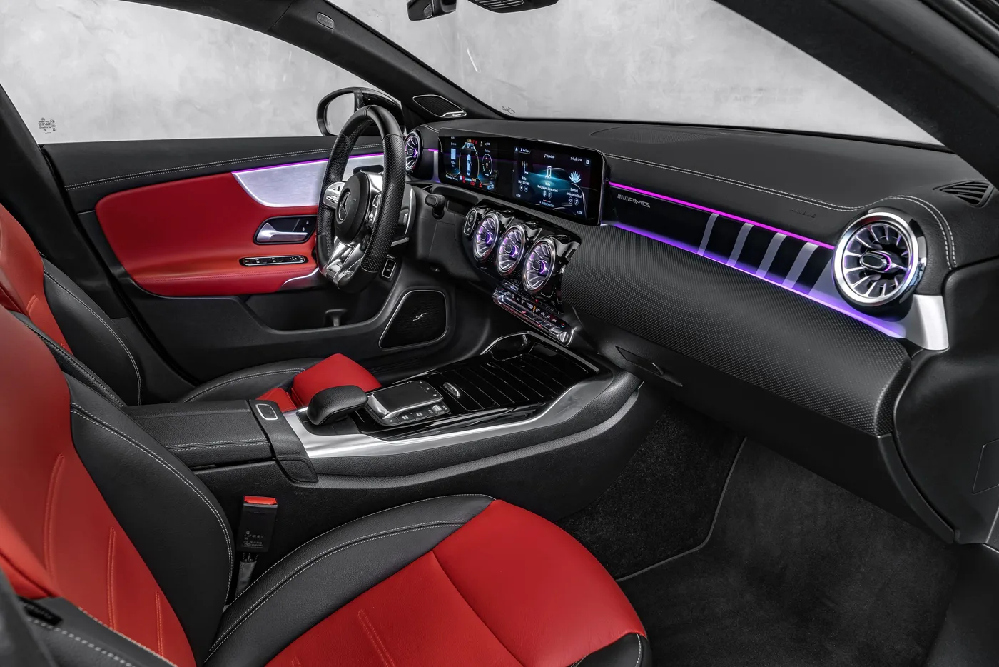 2024 Mercedes-AMG CLA 35 4MATIC proposée par un concessionnaire spécialisé à Ostrava, Tchéquie, photo 13 sur 23
