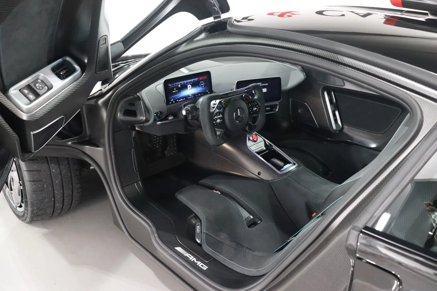 2024 Mercedes-AMG ONE angeboten von einem Supersportwagenhändler in Zibido San Giacomo, Italien, Foto 8 von 25