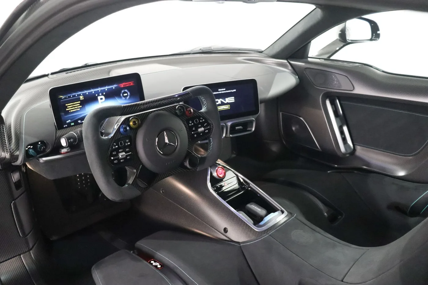 2024 Mercedes-AMG ONE angeboten von einem Supersportwagenhändler in Zibido San Giacomo, Italien, Foto 10 von 25