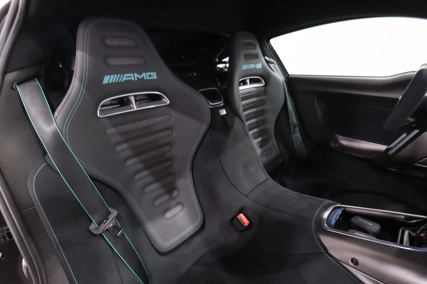 2024 Mercedes-AMG ONE angeboten von einem Supersportwagenhändler in Zibido San Giacomo, Italien, Foto 16 von 25