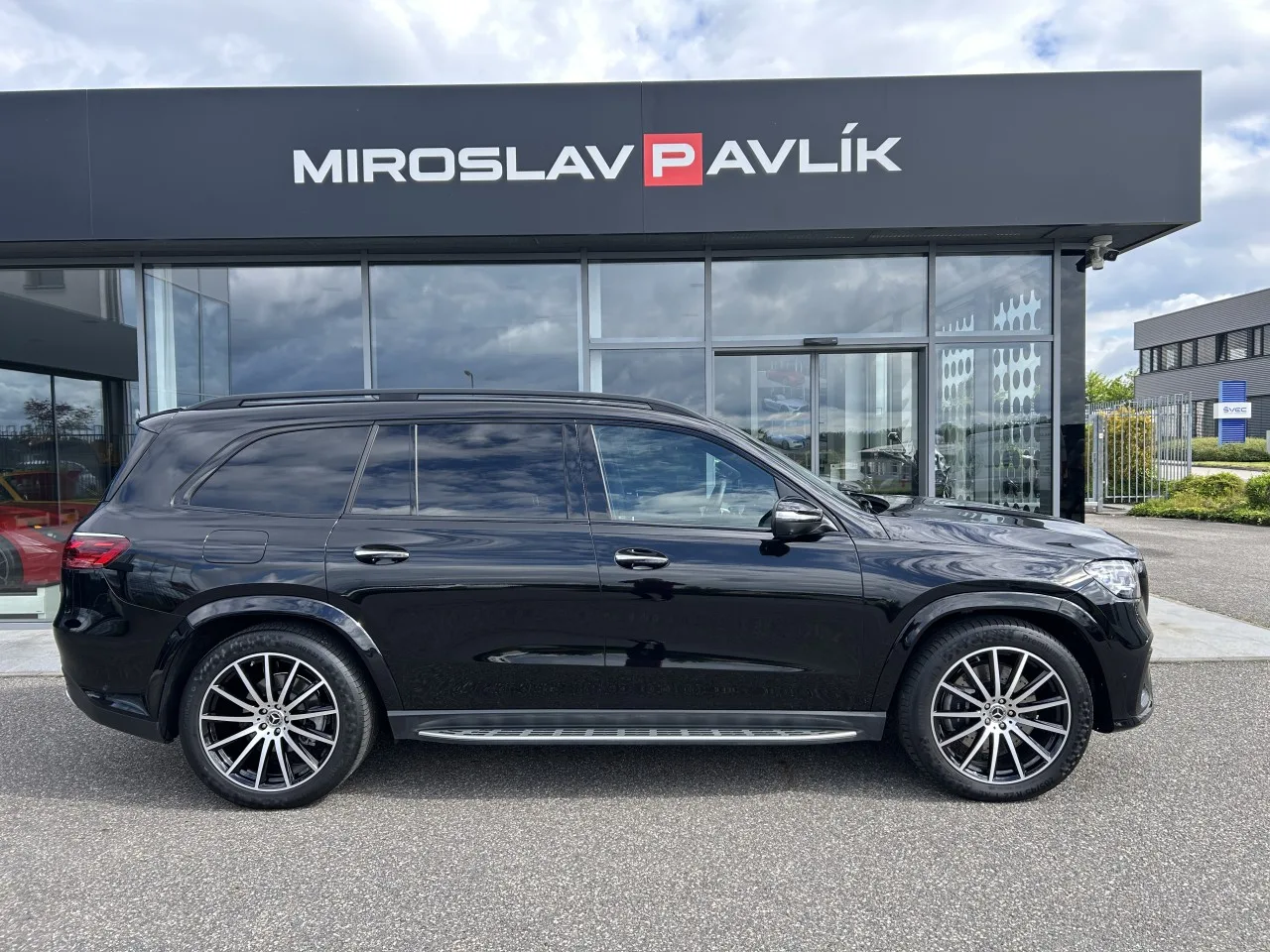 2024 Mercedes-Benz GLS 450 d 4MATIC, AMG Line proposée par un concessionnaire spécialisé à Písek, Tchéquie, photo 4 sur 39