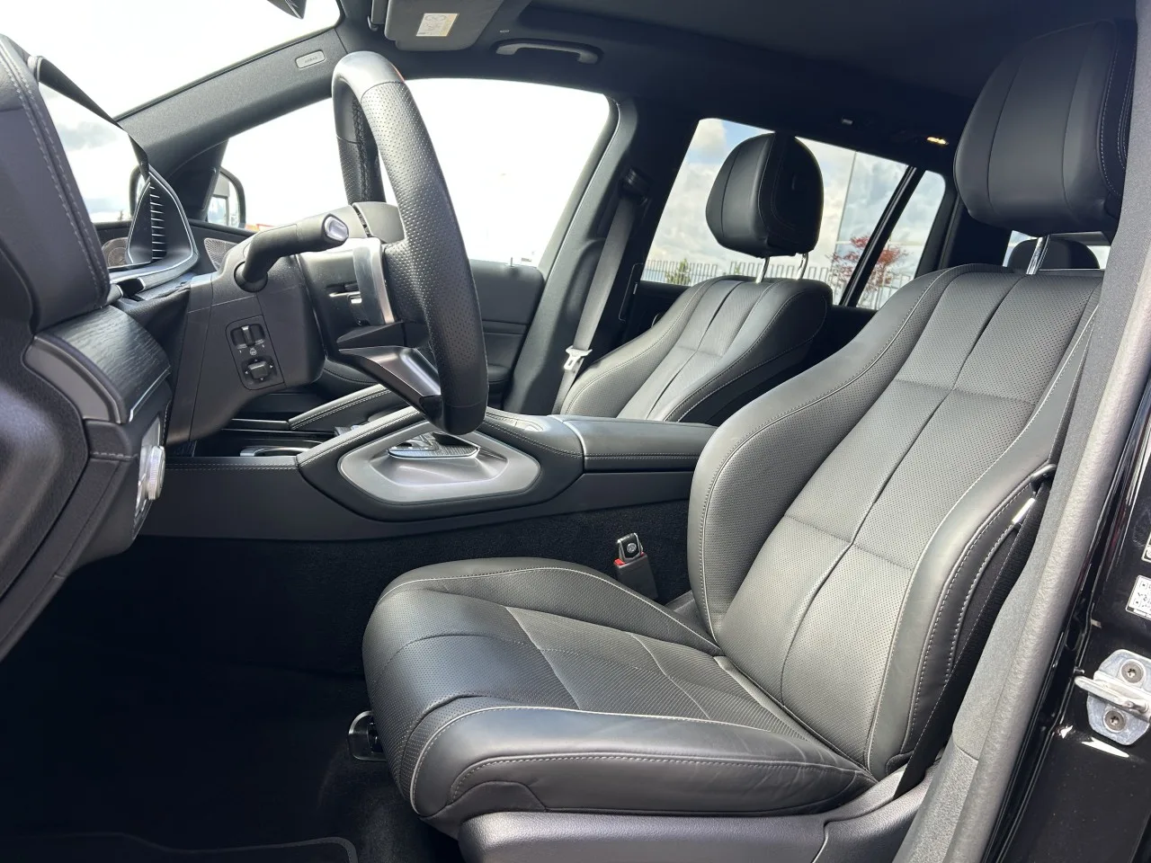 2024 Mercedes-Benz GLS 450 d 4MATIC, AMG Line proposée par un concessionnaire spécialisé à Písek, Tchéquie, photo 16 sur 39