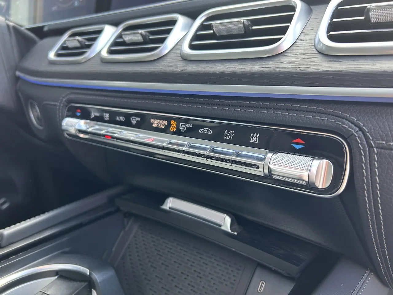 2024 Mercedes-Benz GLS 450 d 4MATIC, AMG Line proposée par un concessionnaire spécialisé à Písek, Tchéquie, photo 28 sur 39