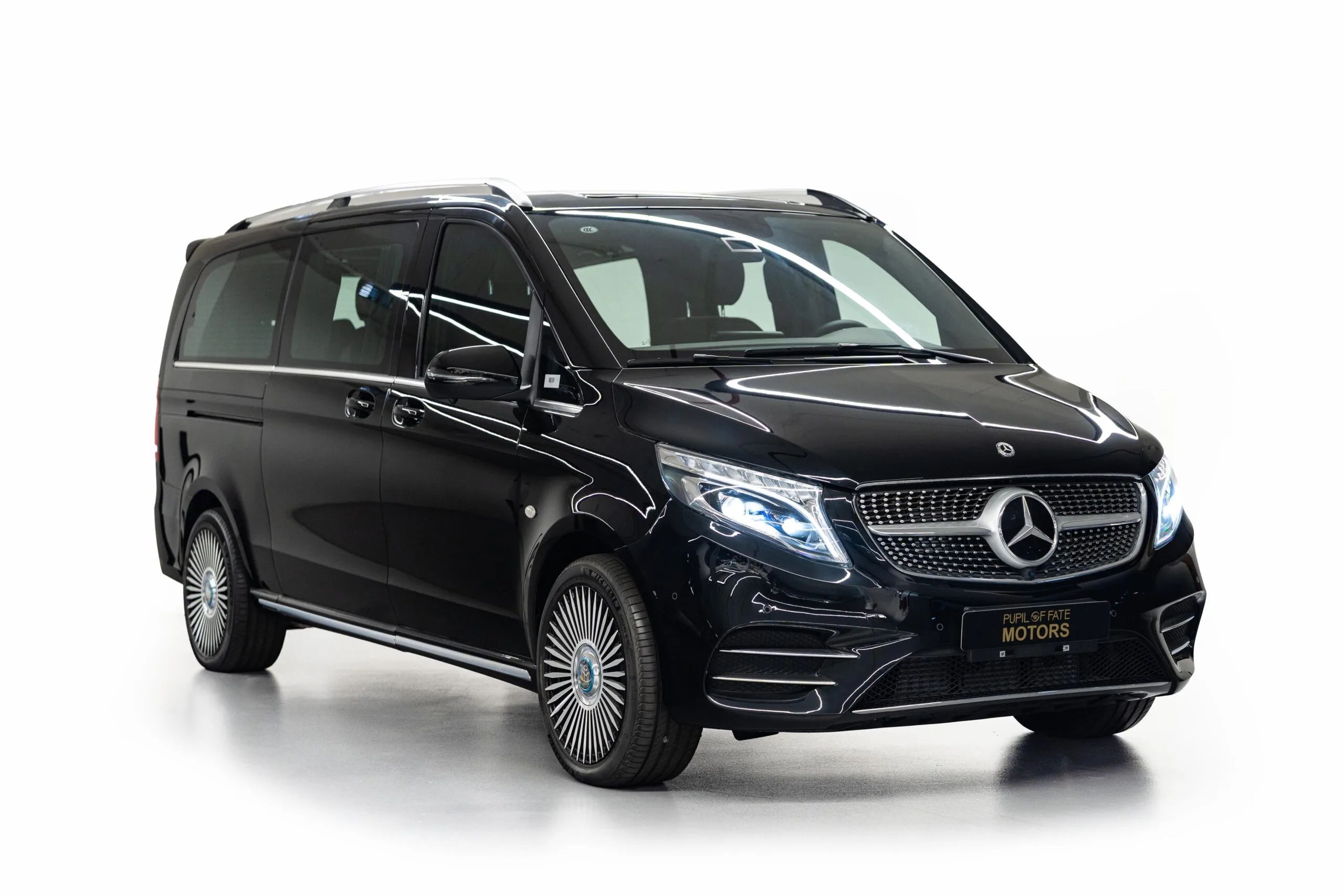 2024 Mercedes-Benz V-Class Long angeboten von einem Fachhändler in Dubai, Vereinigte Arabische Emirate, Hauptfoto