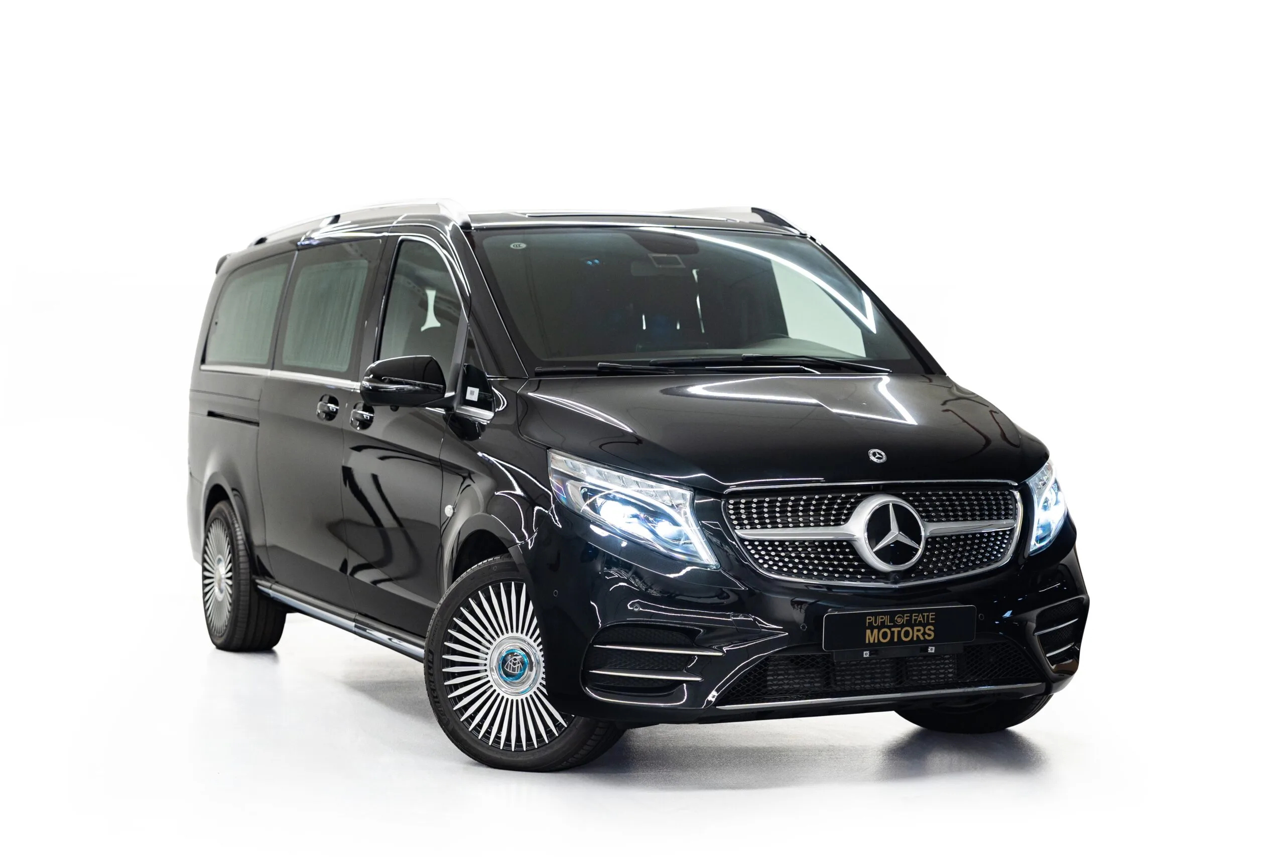 2024 Mercedes-Benz V-Class Long angeboten von einem Fachhändler in Dubai, Vereinigte Arabische Emirate, Hauptfoto