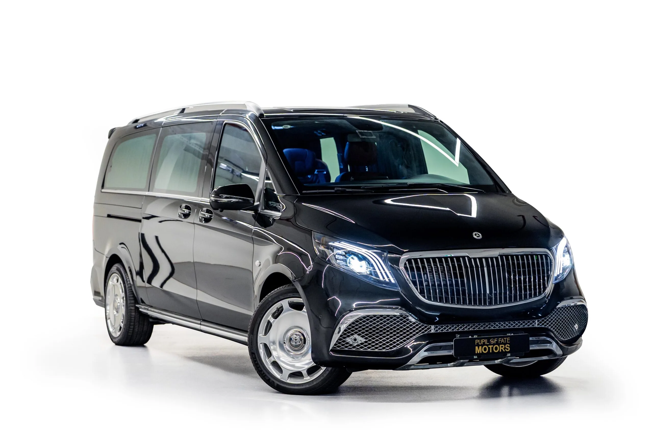 2024 Mercedes-Benz V-Class Long angeboten von einem Fachhändler in Dubai, Vereinigte Arabische Emirate, Hauptfoto