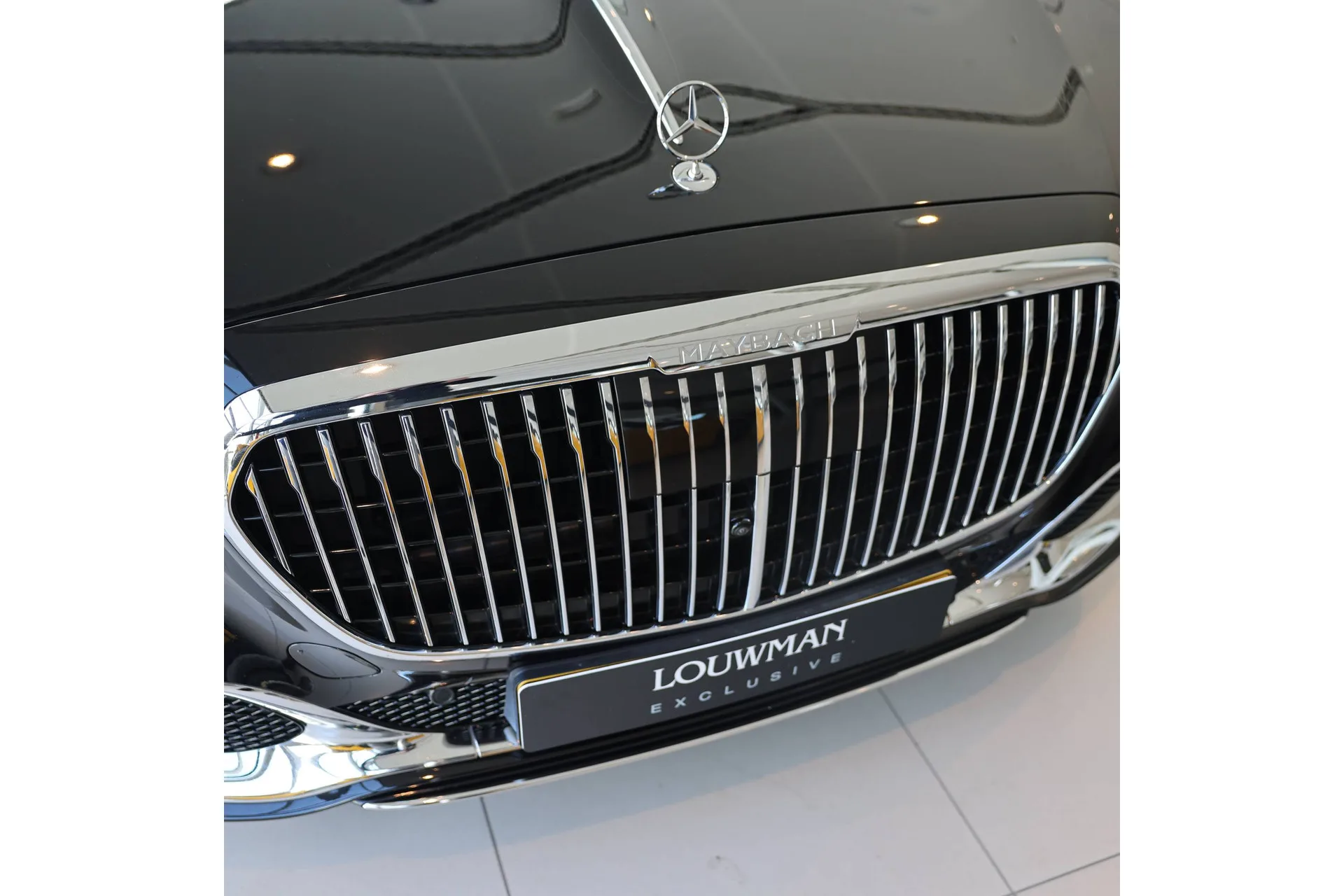 2024 Mercedes-Maybach S 580 e 4MATIC en un concesionario especializado de Utrecht, Países Bajos, foto principal