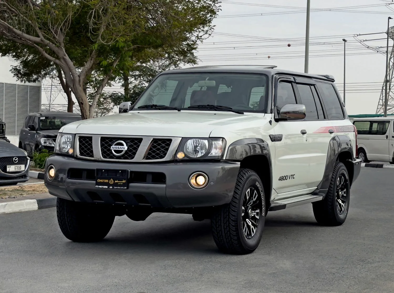 2024 Nissan Patrol angeboten von einem Fachhändler in Dubai, Vereinigte Arabische Emirate, Hauptfoto