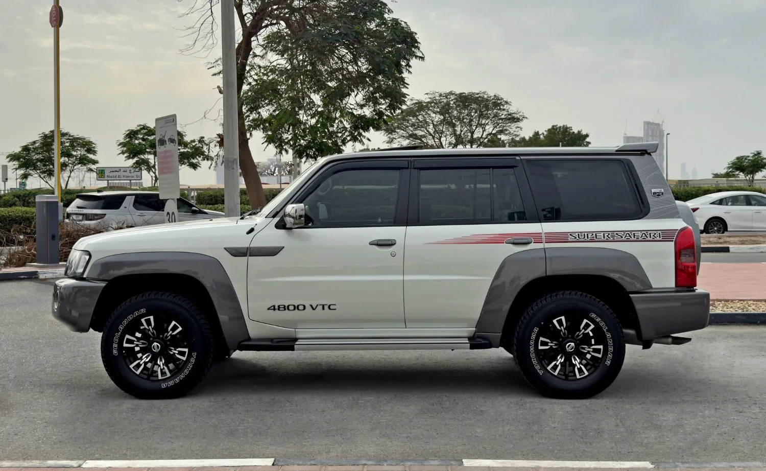 2024 Nissan Patrol angeboten von einem Fachhändler in Dubai, Vereinigte Arabische Emirate, Foto 4 von 13