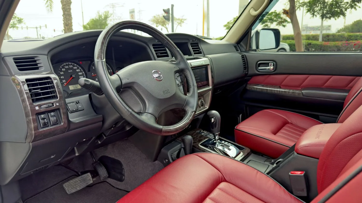 2024 Nissan Patrol angeboten von einem Fachhändler in Dubai, Vereinigte Arabische Emirate, Foto 8 von 13