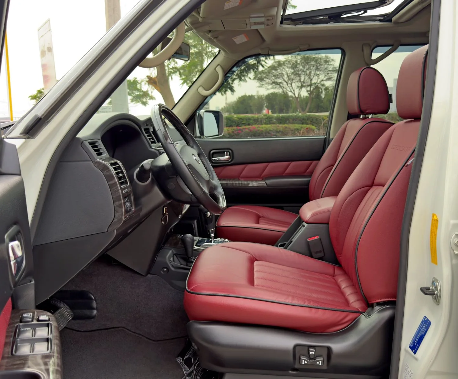 2024 Nissan Patrol angeboten von einem Fachhändler in Dubai, Vereinigte Arabische Emirate, Foto 9 von 13