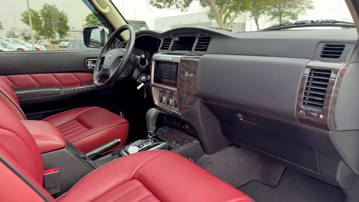 2024 Nissan Patrol angeboten von einem Fachhändler in Dubai, Vereinigte Arabische Emirate, Foto 10 von 13