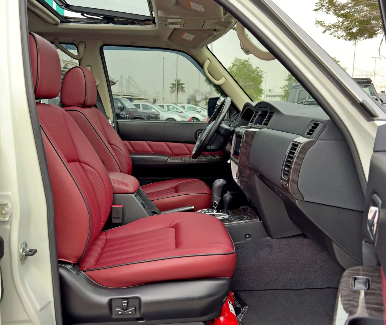 2024 Nissan Patrol angeboten von einem Fachhändler in Dubai, Vereinigte Arabische Emirate, Foto 11 von 13