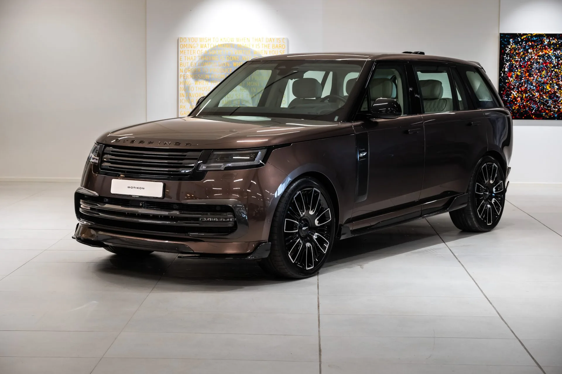2024 Overfinch Range Rover P530 LWB, vue de trois quarts avant, proposé à Uppsala, en Suède
