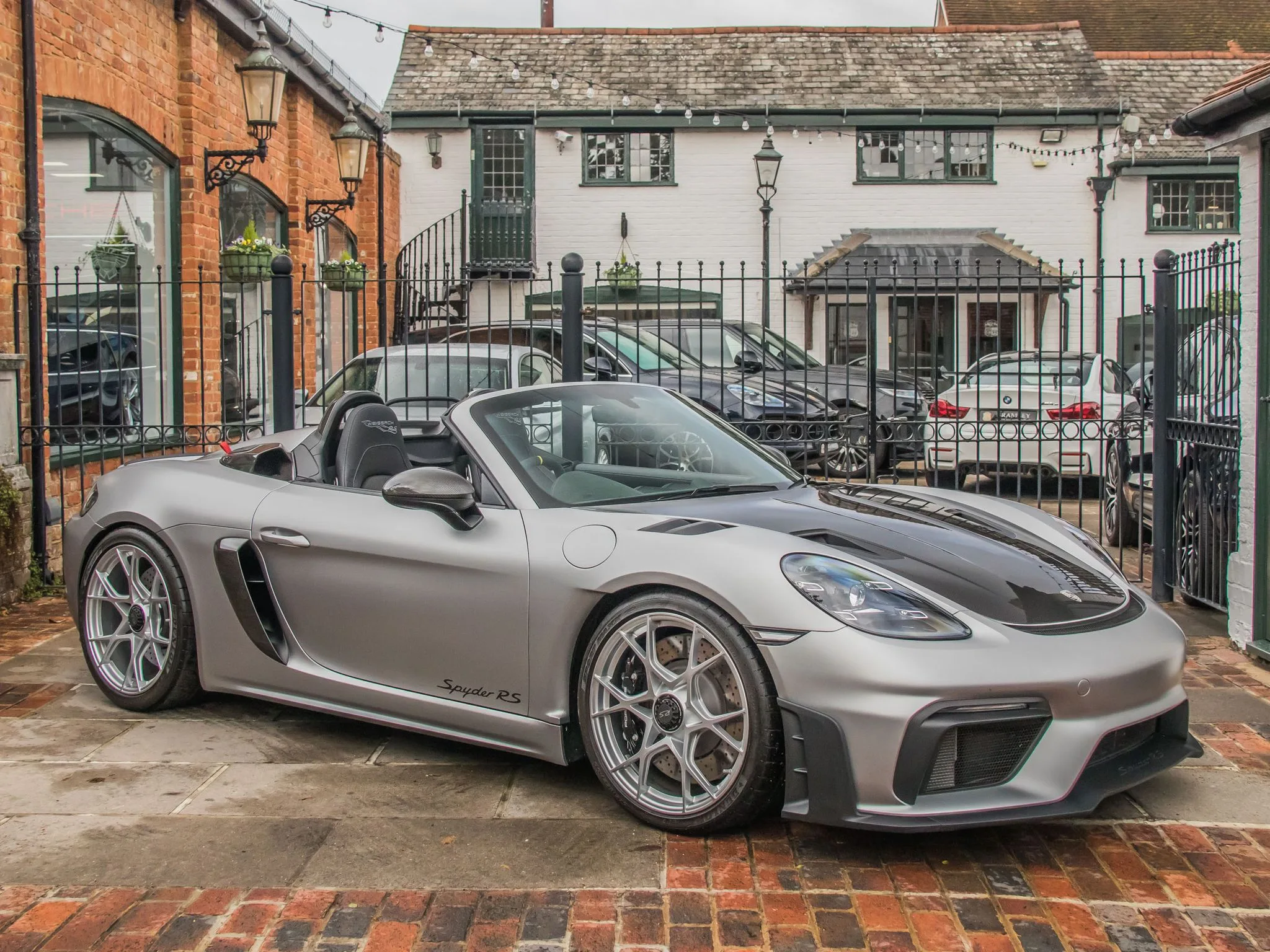 2024 Porsche 718 Spyder RS en un concesionario especializado de Bramley, Reino Unido, foto principal