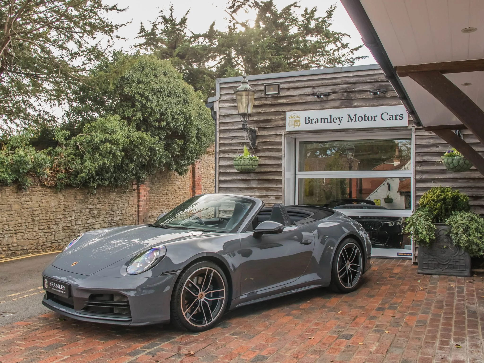 2024 Porsche 911 Carrera Cabriolet angeboten von einem Fachhändler in Bramley, Vereinigtes Königreich, Hauptfoto