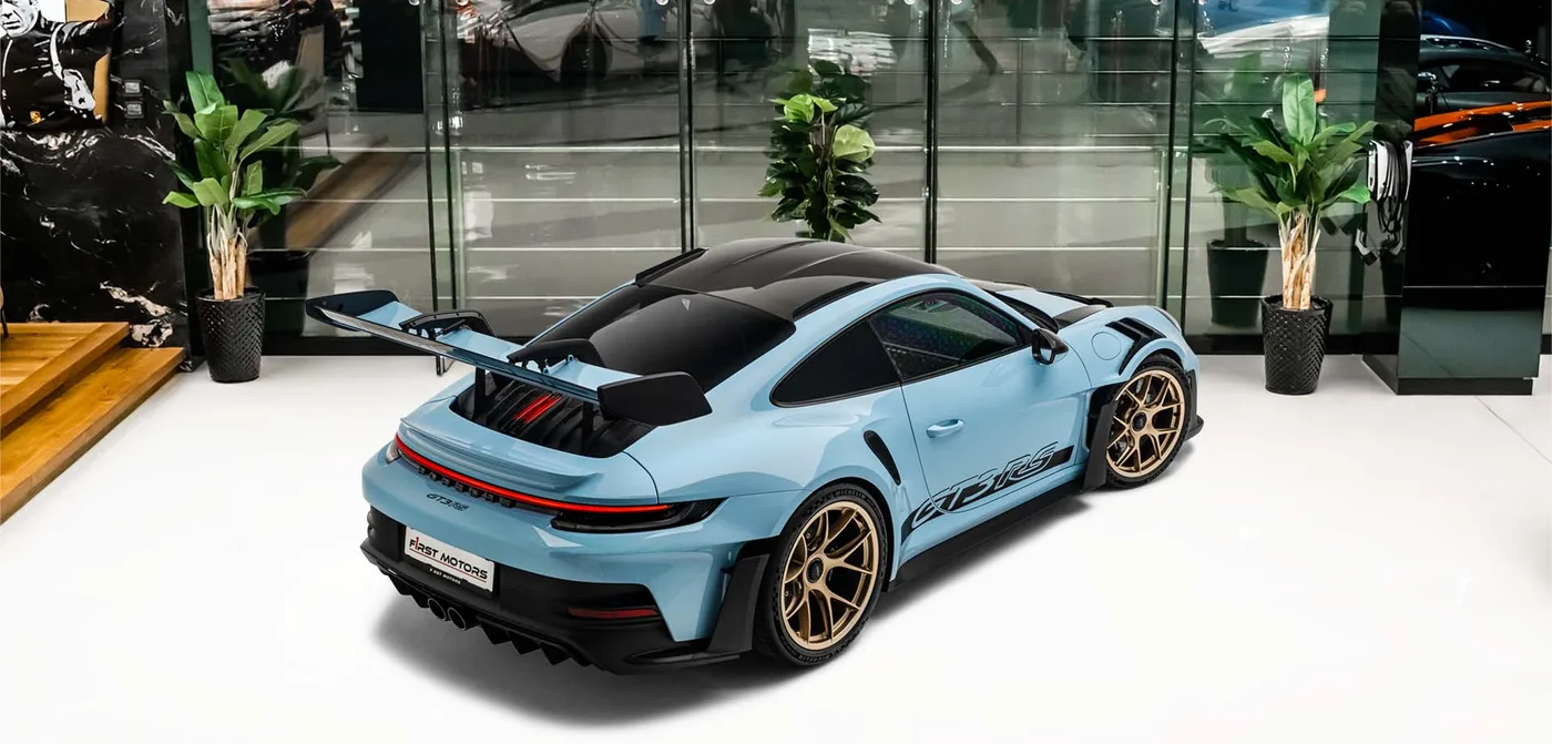 2024 Porsche 911 GT3 RS Weissach package proposée par un concessionnaire spécialisé à Dubai, Émirats arabes unis, vue extérieure 2