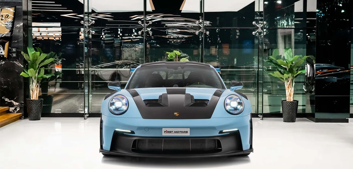 2024 Porsche 911 GT3 RS Weissach package proposée par un concessionnaire spécialisé à Dubai, Émirats arabes unis, vue extérieure 3