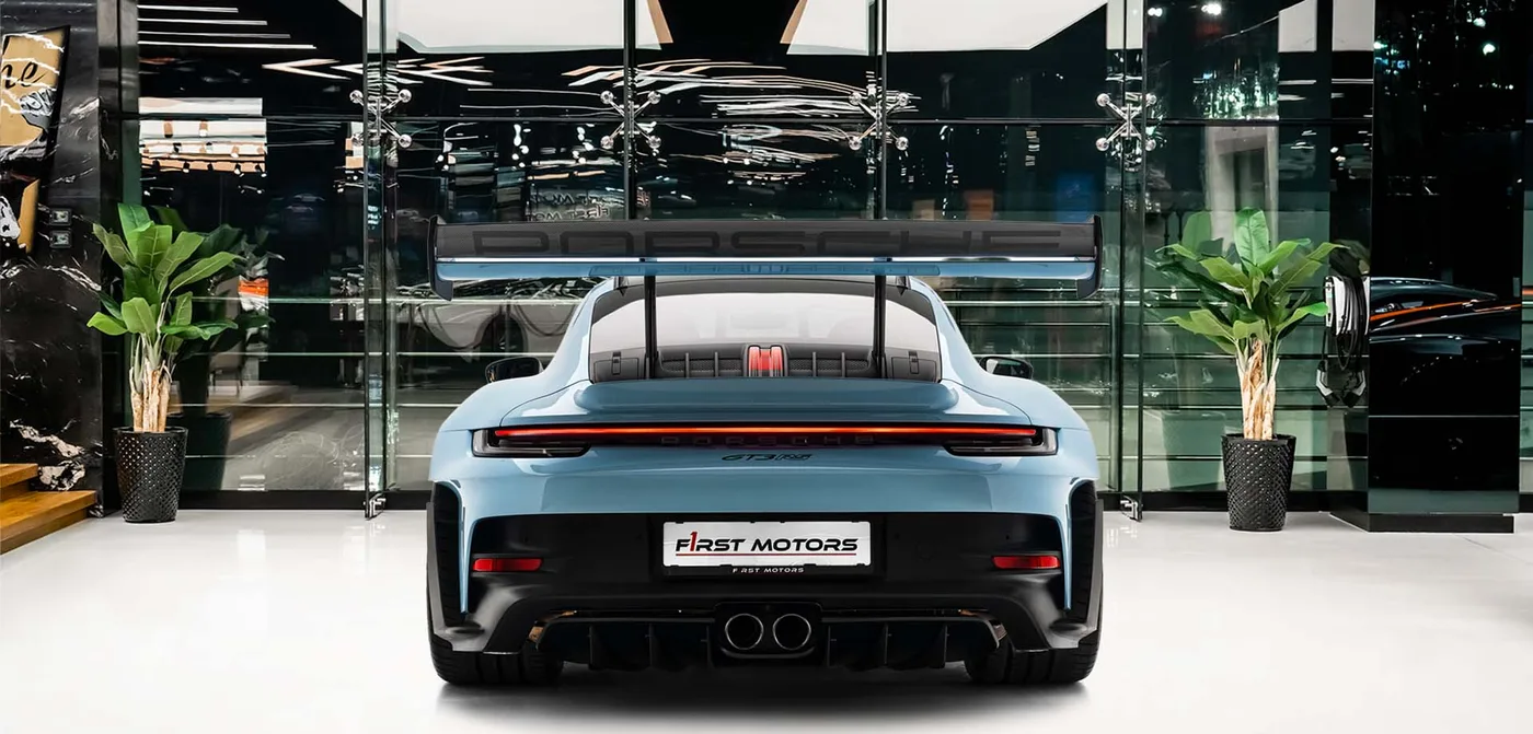 2024 Porsche 911 GT3 RS Weissach package proposée par un concessionnaire spécialisé à Dubai, Émirats arabes unis, vue extérieure 4