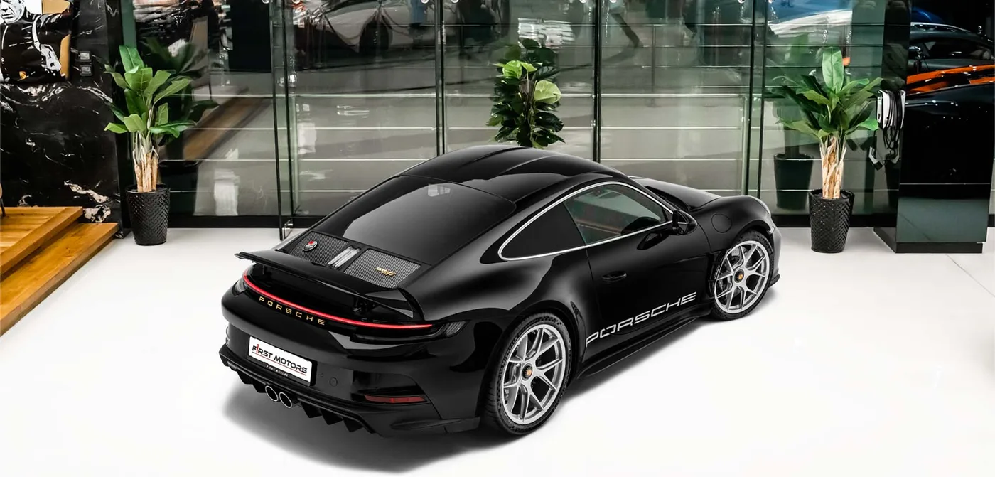 2024 Porsche 911 S/T proposée par un concessionnaire spécialisé à Dubai, Émirats arabes unis, vue extérieure 2