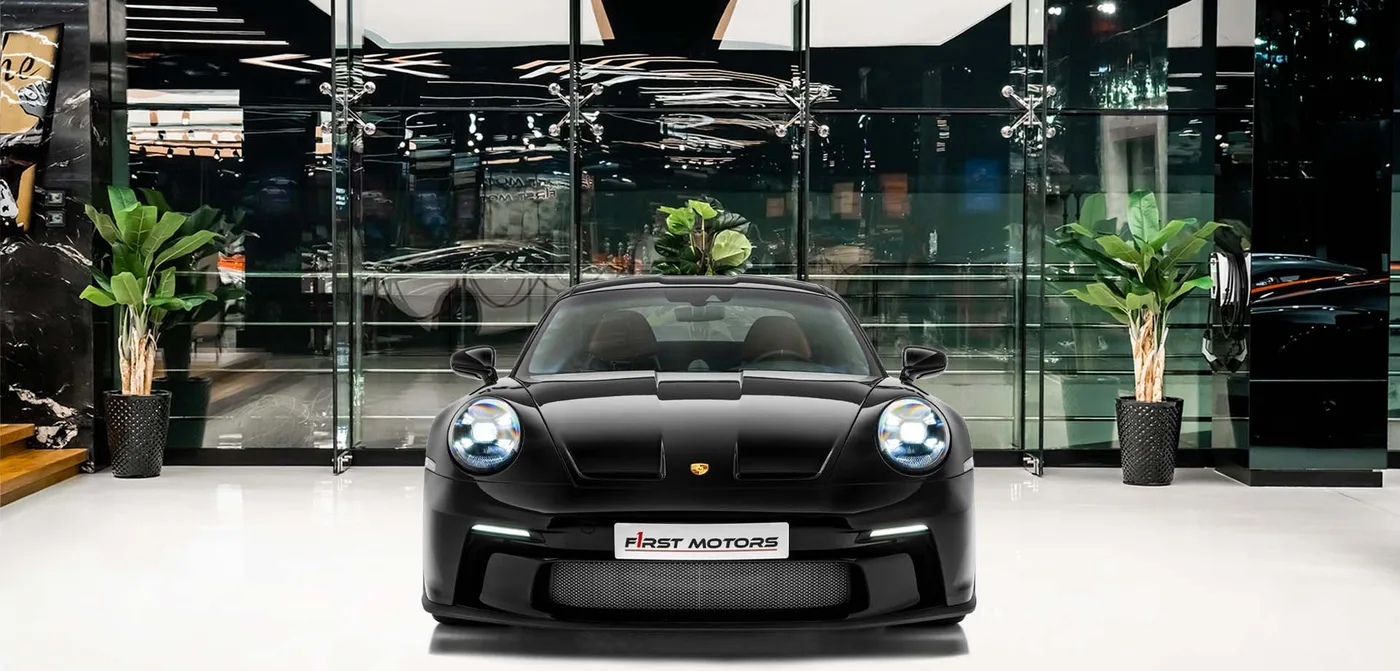 2024 Porsche 911 S/T proposée par un concessionnaire spécialisé à Dubai, Émirats arabes unis, vue extérieure 3