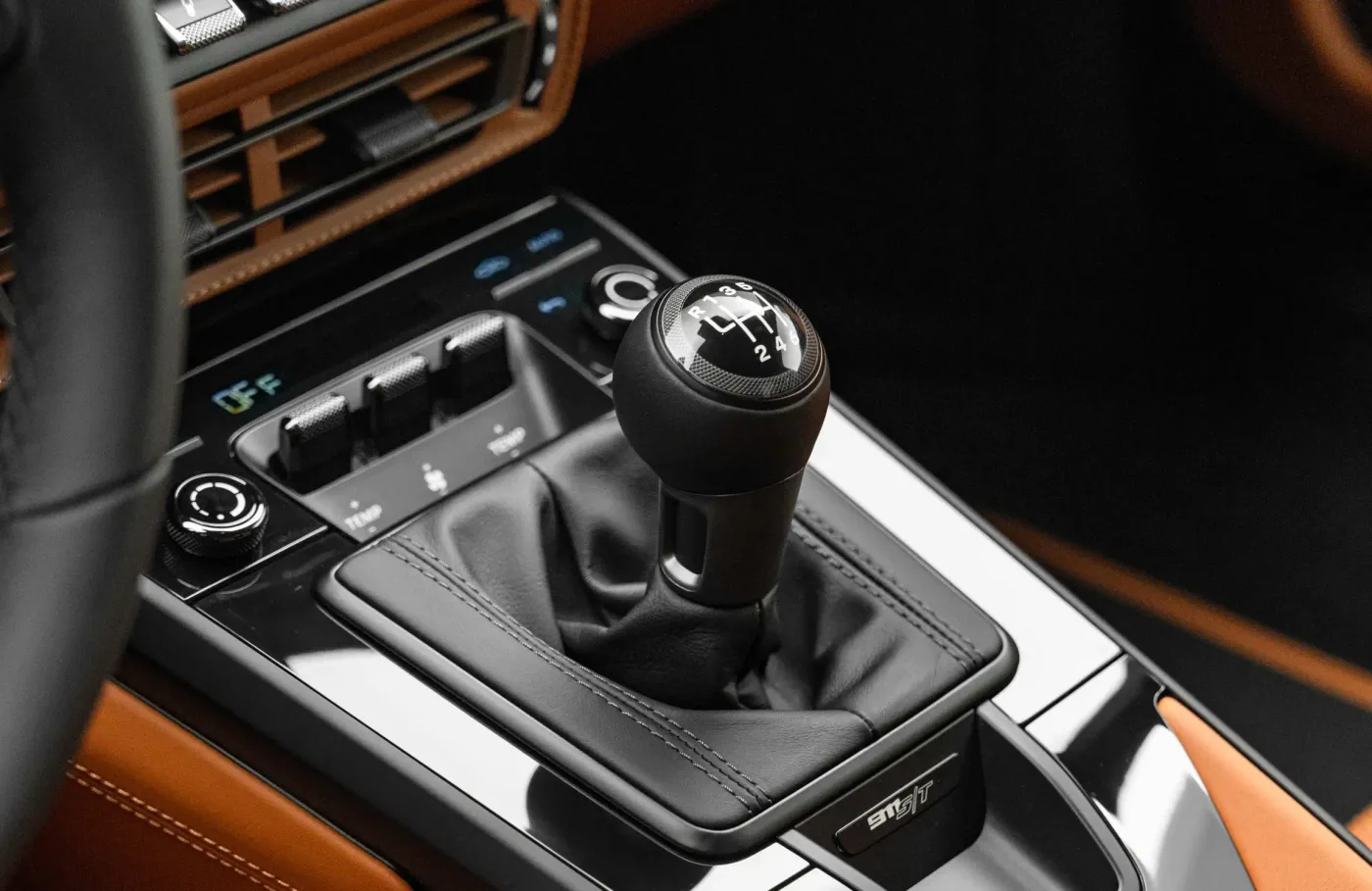 2024 Porsche 911 S/T proposée par un concessionnaire spécialisé à Dubai, Émirats arabes unis, photo 7 sur 10