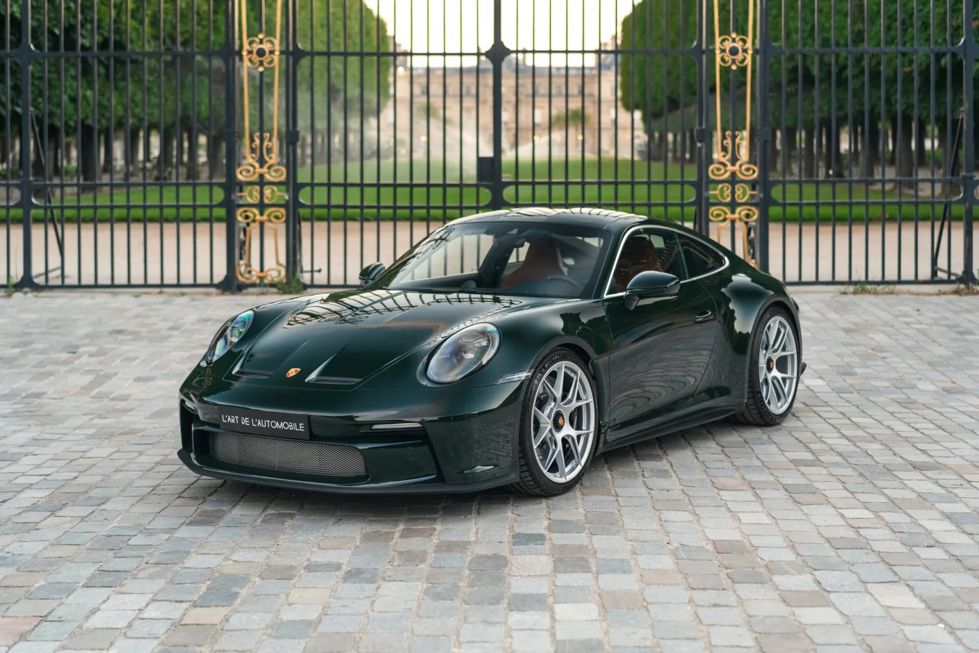 2024 Porsche 911 S/T proposée par un concessionnaire spécialisé à Paris, France, photo principale