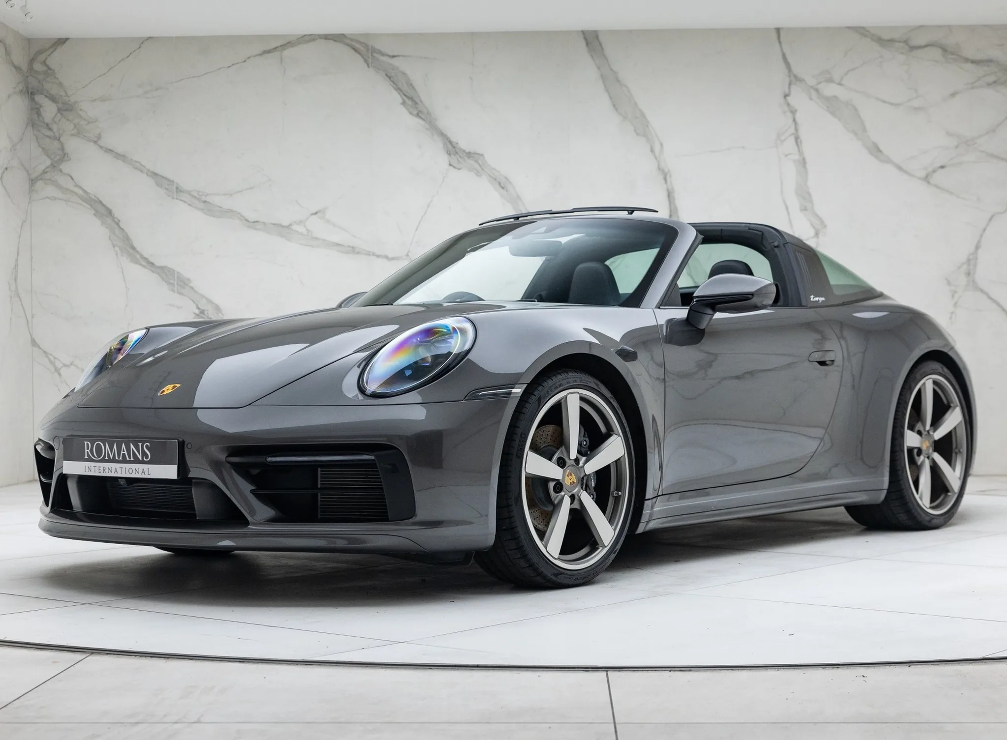 2024 Porsche 911 Targa 4 proposée par un concessionnaire spécialisé à Banstead, Royaume-Uni, photo principale