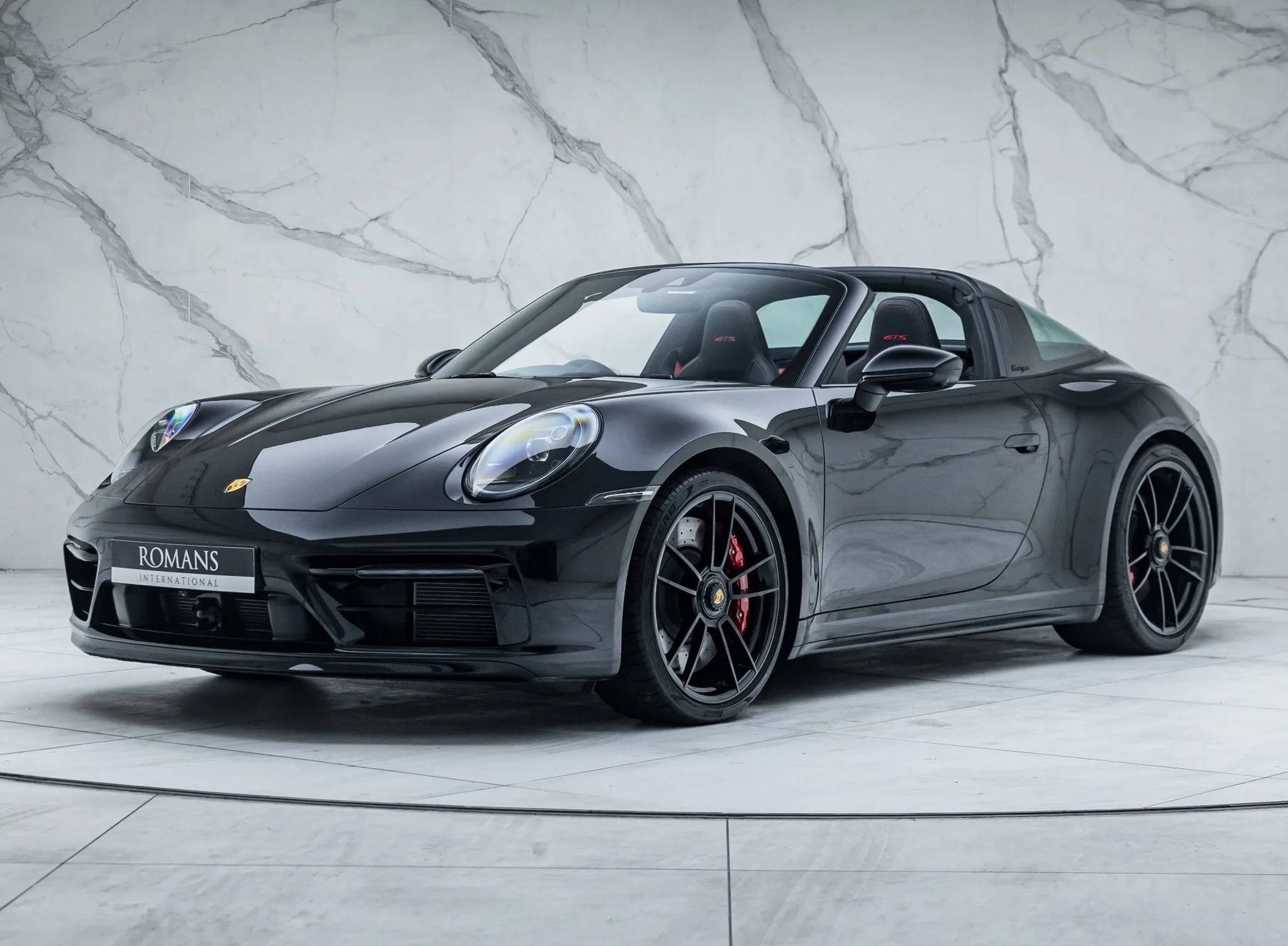 2024 Porsche 911 Targa 4 GTS proposée par un concessionnaire spécialisé à Banstead, Royaume-Uni, photo principale