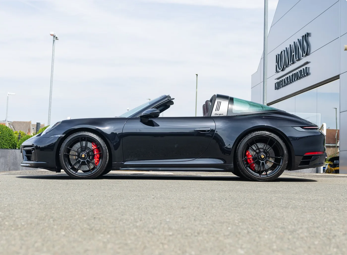 2024 Porsche 911 Targa 4 GTS proposée par un concessionnaire spécialisé à Banstead, Royaume-Uni, photo 2 sur 15
