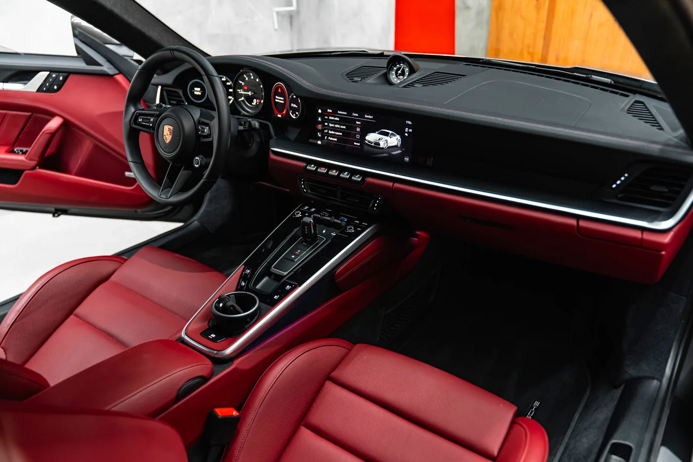 2024 Porsche 911 Turbo proposée par un concessionnaire spécialisé à Bratislava, Slovaquie, photo 9 sur 15