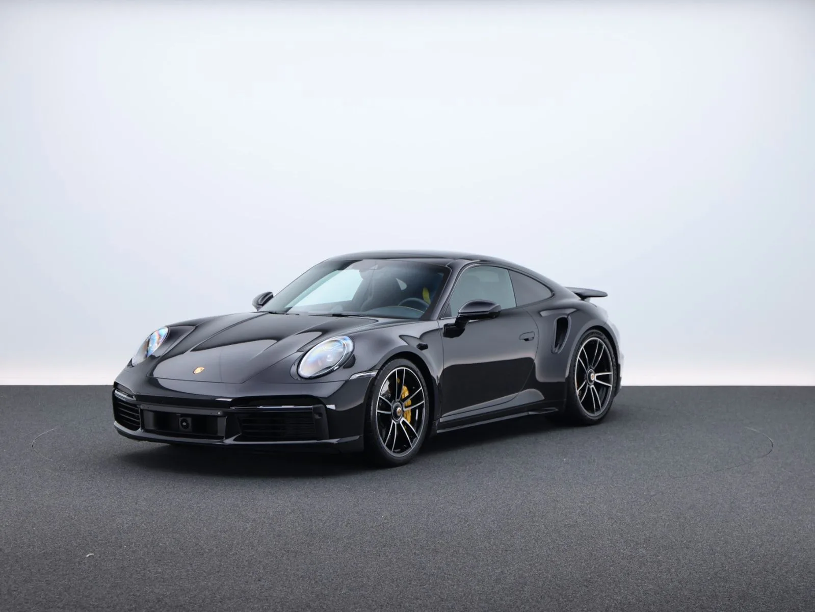 2024 Porsche 911 Turbo S 992 en un concesionario especializado de Fráncfort del Meno, Alemania, foto principal