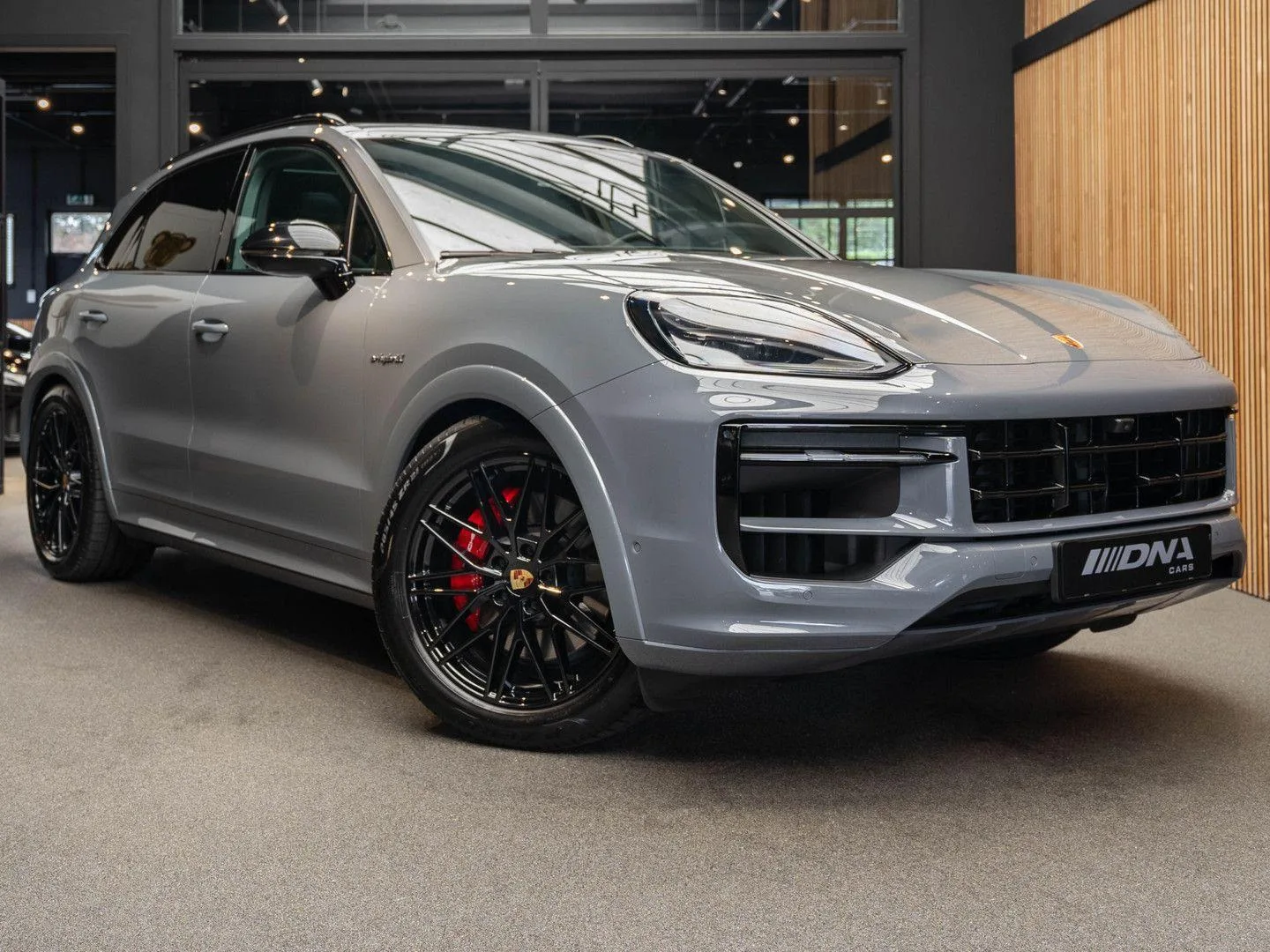 2024 Porsche Cayenne E-Hybrid angeboten von einem Fachhändler in Naarden, Niederlande, Hauptfoto