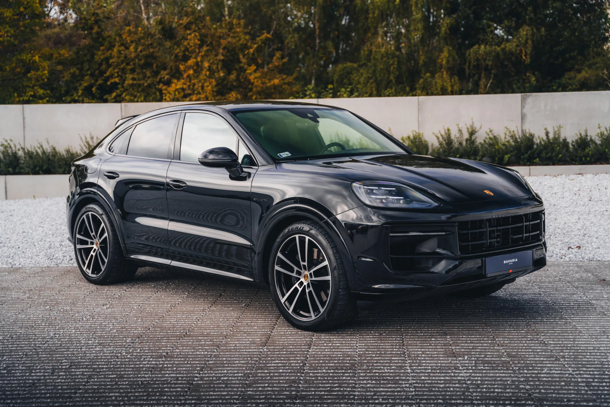 2024 Porsche Cayenne E-Hybrid Coupé en un concesionario especializado de Harelbeke, Bélgica, foto principal