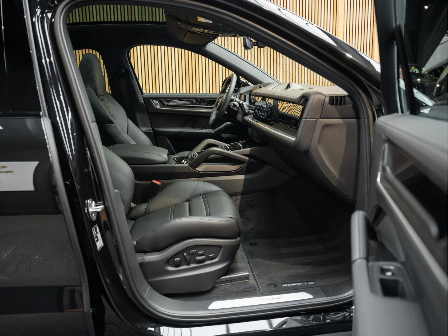 2024 Porsche Cayenne E-Hybrid Coupé, 12/30