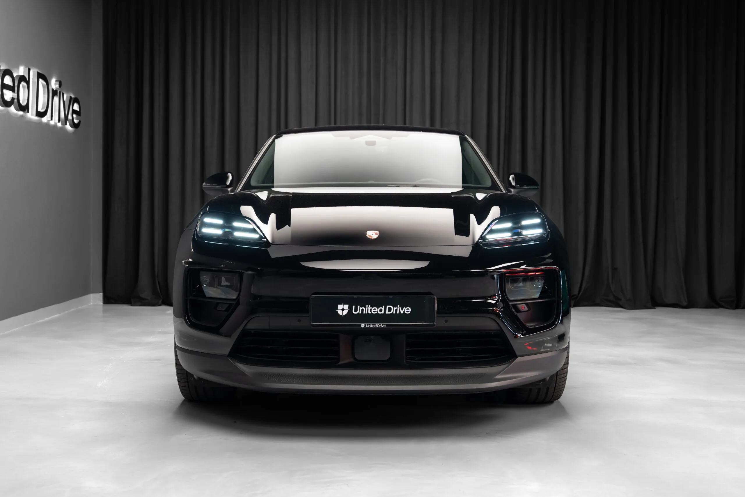 2024 Porsche Macan 4, 2/30