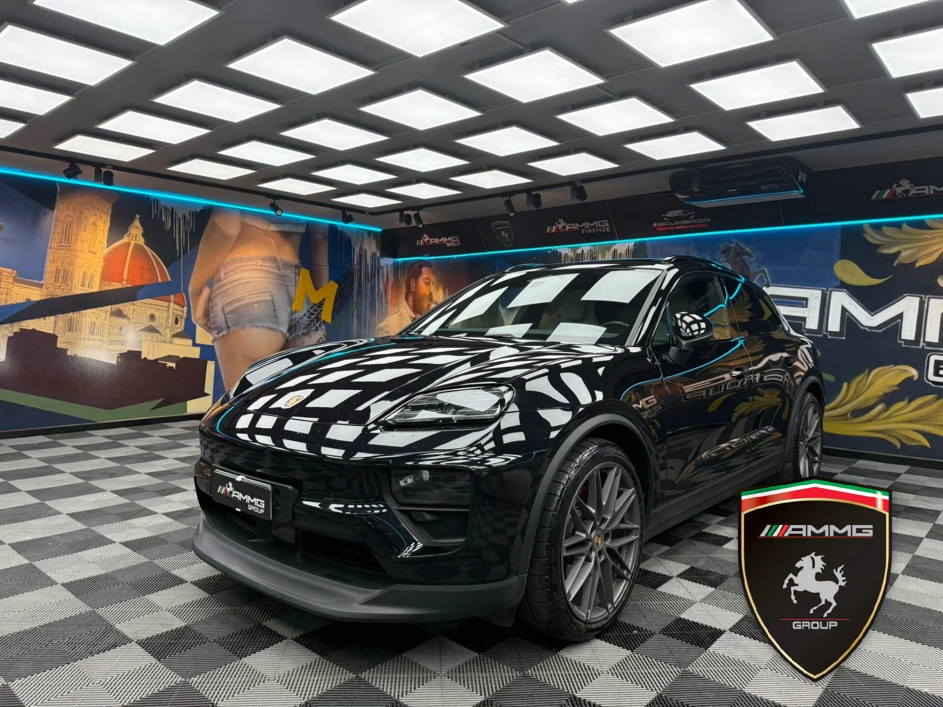 2024 Porsche Macan 4S Electric proposé par un concessionnaire spécialisé à Calenzano, Italie, photo principale