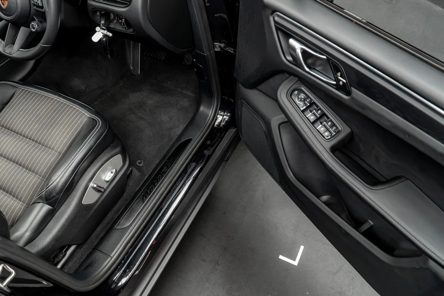 2024 Porsche Macan T, 28/30