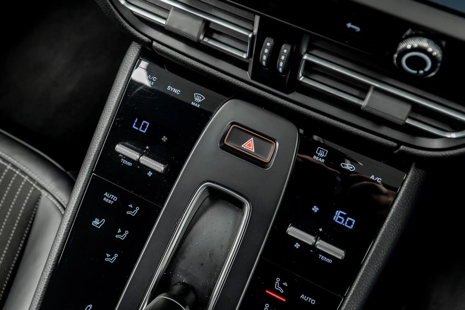 2024 Porsche Macan T, 29/30