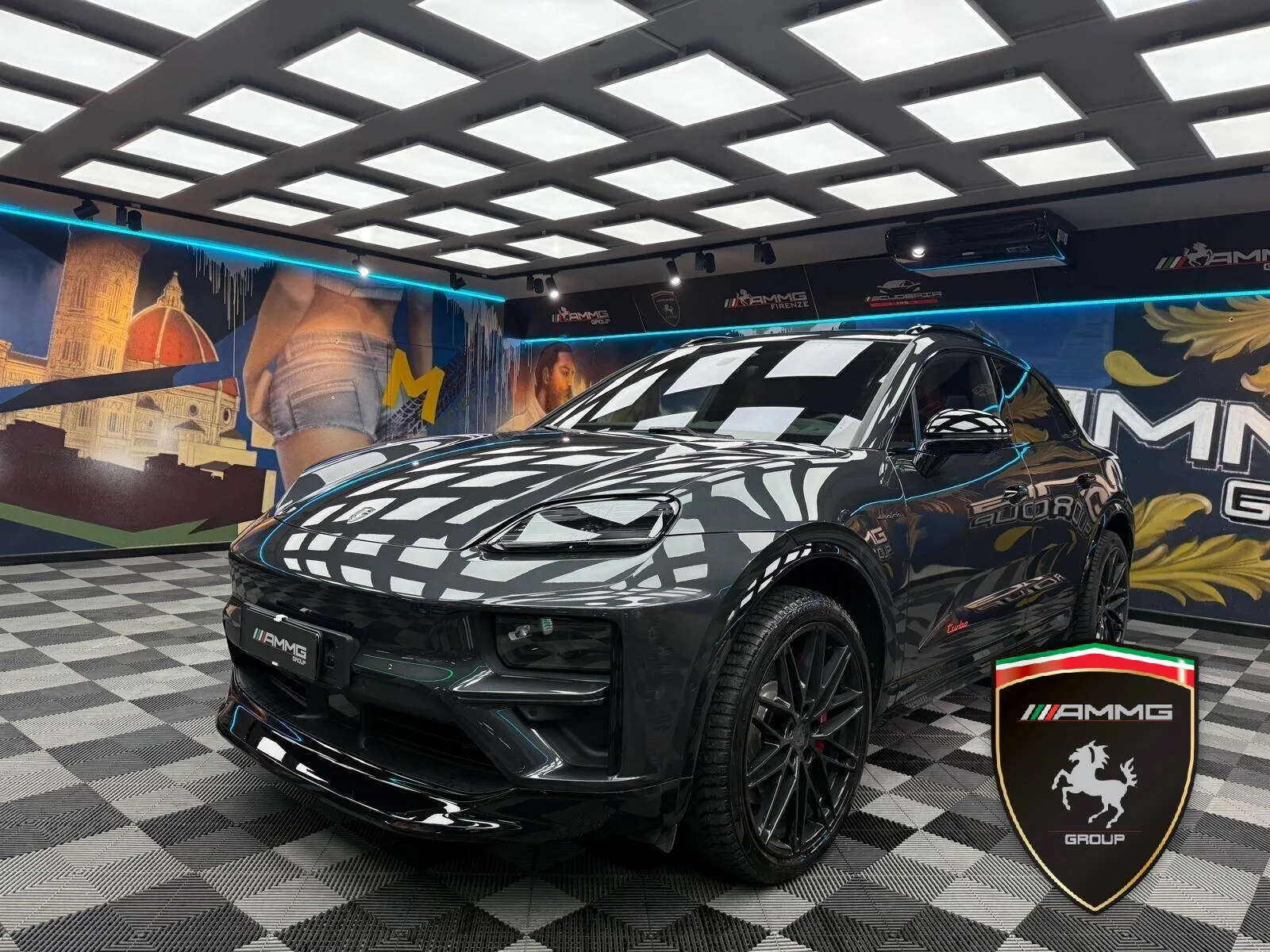 2024 Porsche Macan Turbo Electric en un concesionario especializado de Calenzano, Italia, foto principal