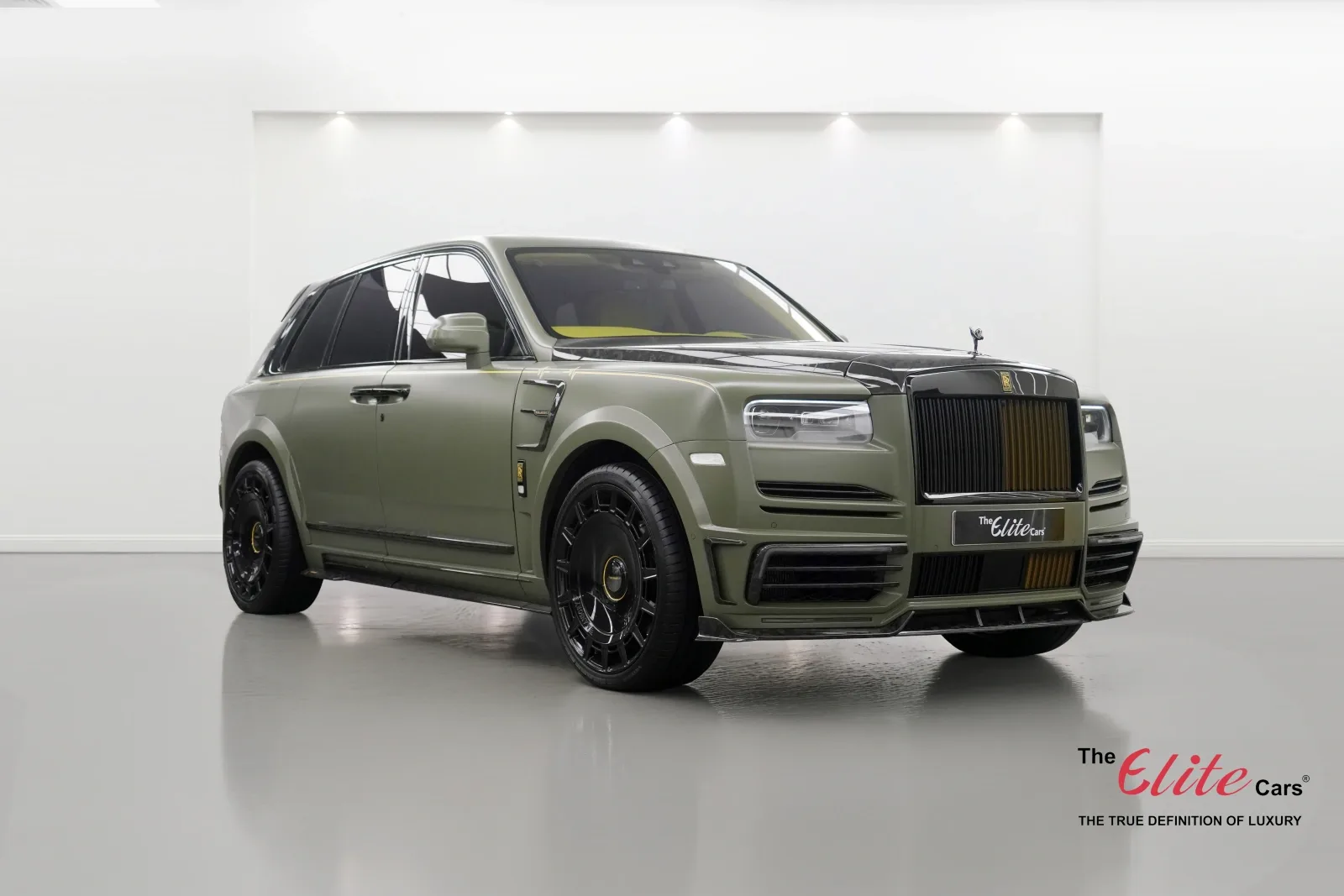 2024 Rolls-Royce Cullinan Black Badge by Mansory angeboten von einem Fachhändler in Dubai, Vereinigte Arabische Emirate, Hauptfoto