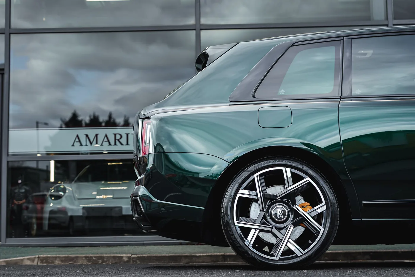 2024 Rolls-Royce Cullinan Black Badge angeboten von einem Supersportwagenhändler in Preston, Vereinigtes Königreich, Foto 8 von 25