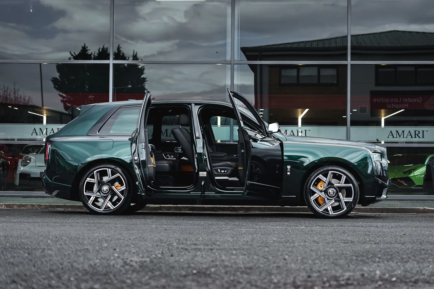 2024 Rolls-Royce Cullinan Black Badge angeboten von einem Supersportwagenhändler in Preston, Vereinigtes Königreich, Foto 12 von 25